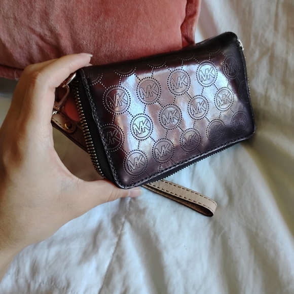 Michael Kors patent leather wallet wristlet - Picture 5 of 9